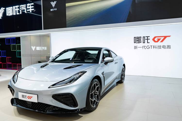 东莞110哪吒汽车在智能汽车领域的表现，领途汽车在新能源汽车市场中的影响力